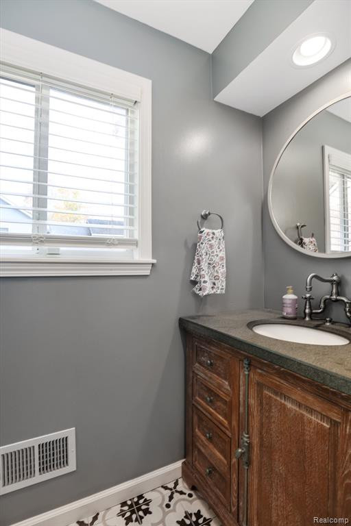 3895 LAKEVIEW Boulevard, Orchard Lake Village, MI 48324 — Photo 15