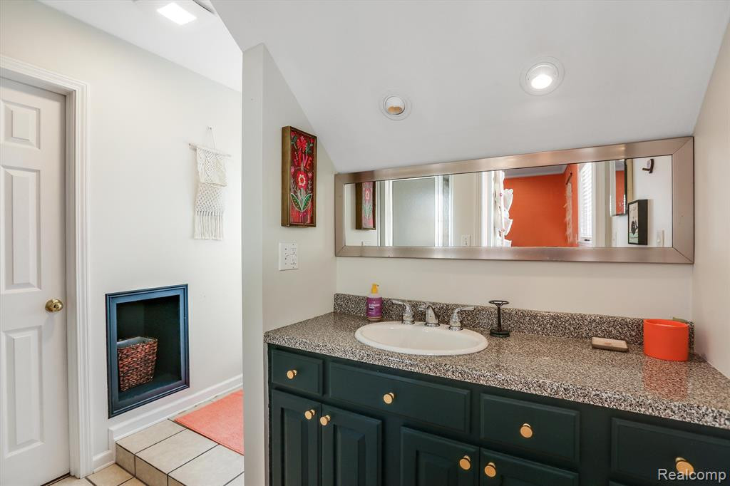 3895 LAKEVIEW Boulevard, Orchard Lake Village, MI 48324 — Photo 20