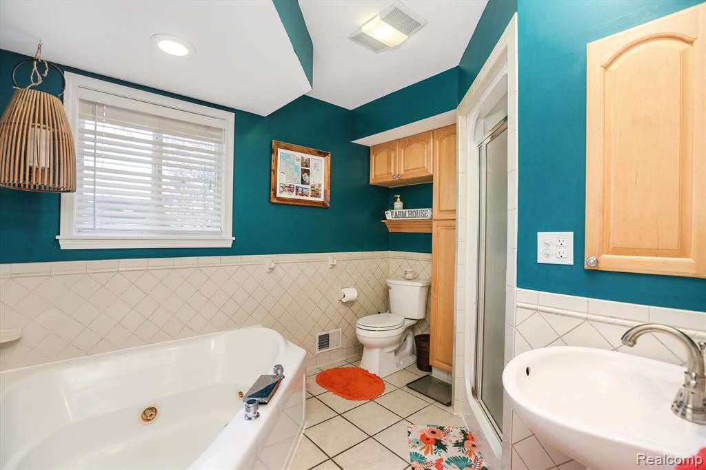 3895 LAKEVIEW Boulevard, Orchard Lake Village, MI 48324 — Photo 21