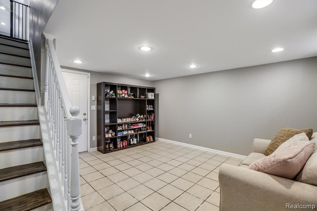 3895 LAKEVIEW Boulevard, Orchard Lake Village, MI 48324 — Photo 24