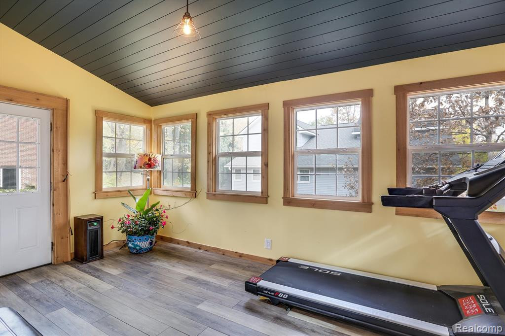 3895 LAKEVIEW Boulevard, Orchard Lake Village, MI 48324 — Photo 25