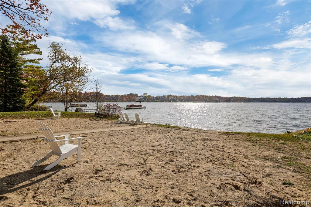 3895 LAKEVIEW Boulevard, Orchard Lake Village, MI 48324 — Photo 35
