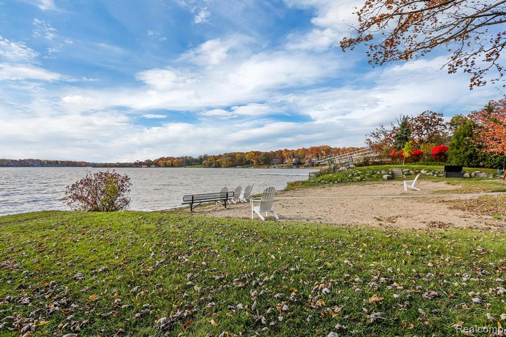 3895 LAKEVIEW Boulevard, Orchard Lake Village, MI 48324 — Photo 36