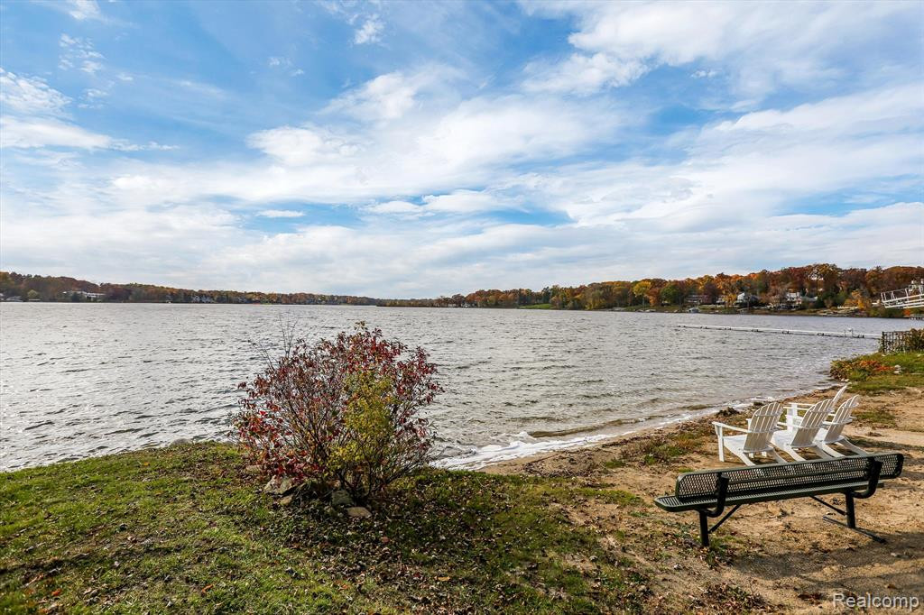 3895 LAKEVIEW Boulevard, Orchard Lake Village, MI 48324 — Photo 37