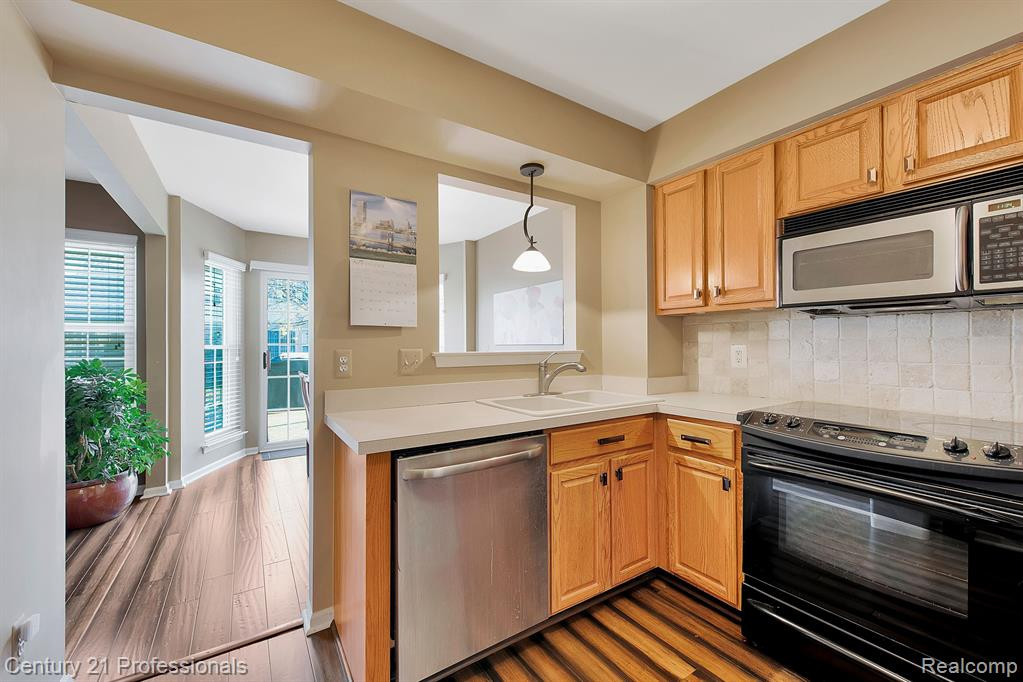 4231 HUNTERS Circle W, Canton, MI 48188 — Photo 8