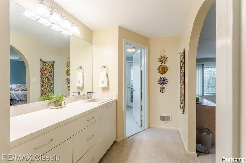 6912 PEBBLECREEK WOODS Drive, West Bloomfield, MI — Photo 12