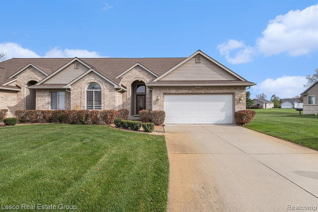 7210 HAWTHORNE Circle, Goodrich Vlg, MI — Photo 2