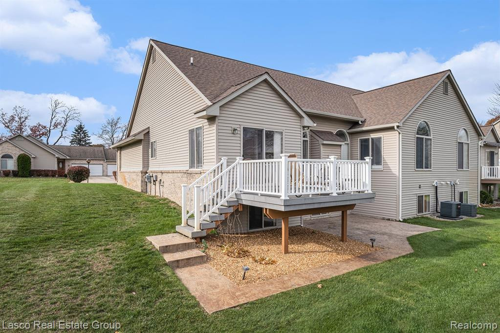7210 HAWTHORNE Circle, Goodrich Vlg, MI — Photo 3