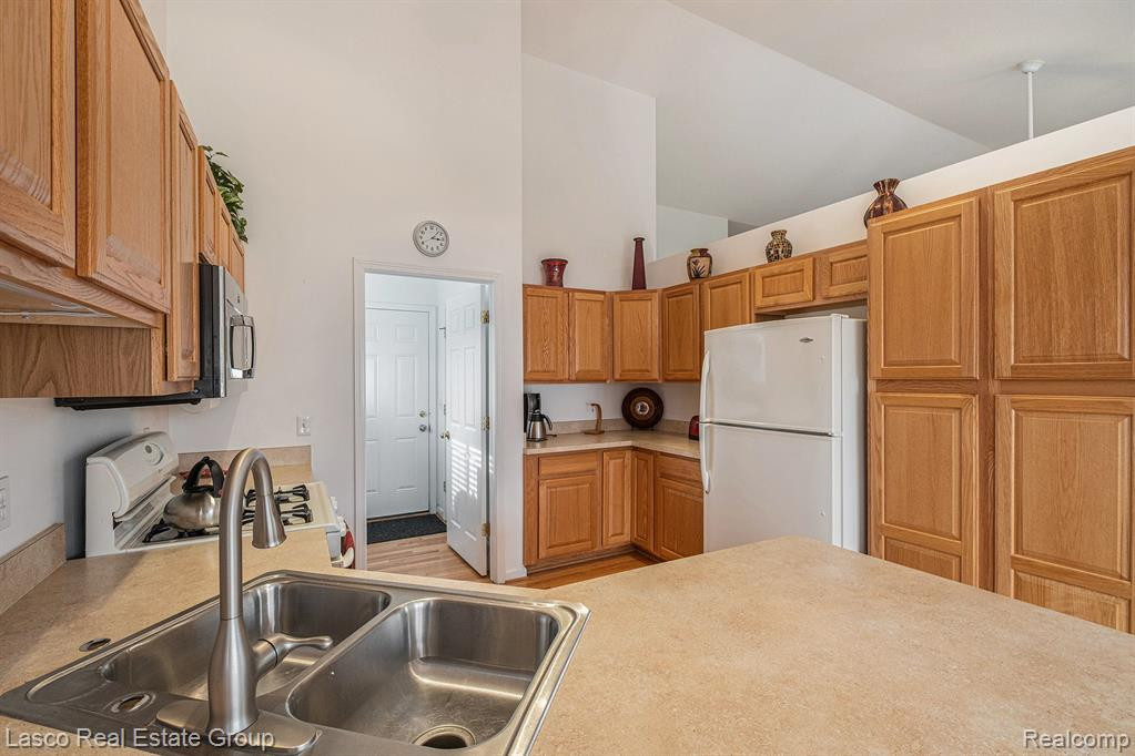7210 HAWTHORNE Circle, Goodrich Vlg, MI — Photo 10