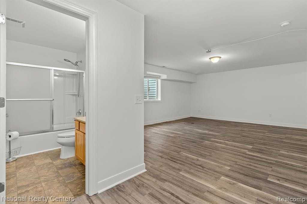 7002 WELLINGTON Lane, Ypsilanti, MI 48197 — Photo 38