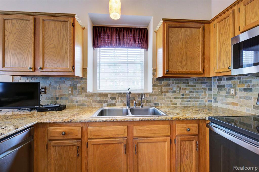 48579 Oak Bridge Drive, Canton, MI 48188 — Photo 9