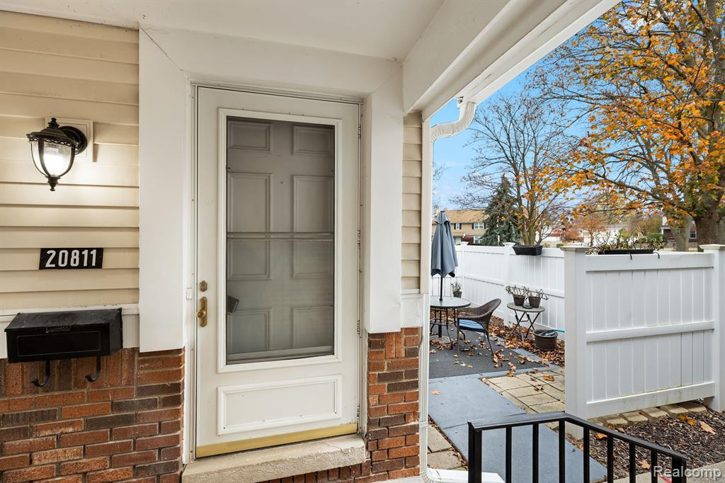20811 W GLEN HAVEN Circle, Northville, MI 48167 — Photo 2
