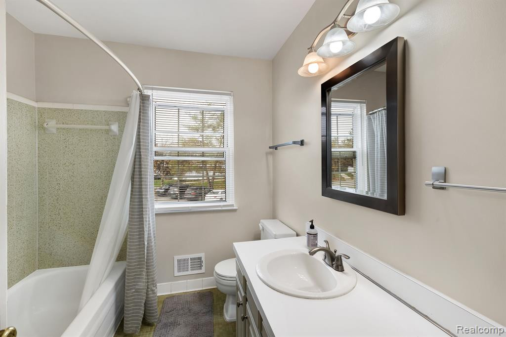 20811 W GLEN HAVEN Circle, Northville, MI 48167 — Photo 32