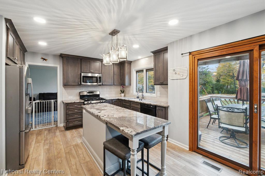 45870 Larchmont Drive, Canton, MI 48187 — Photo 11