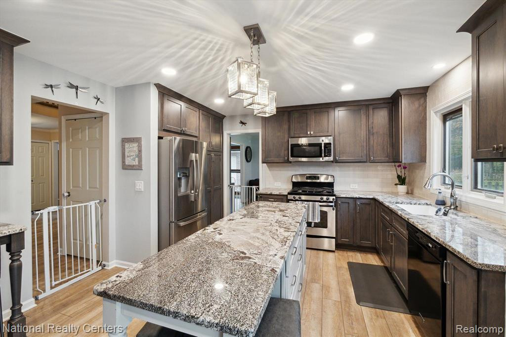 45870 Larchmont Drive, Canton, MI 48187 — Photo 12