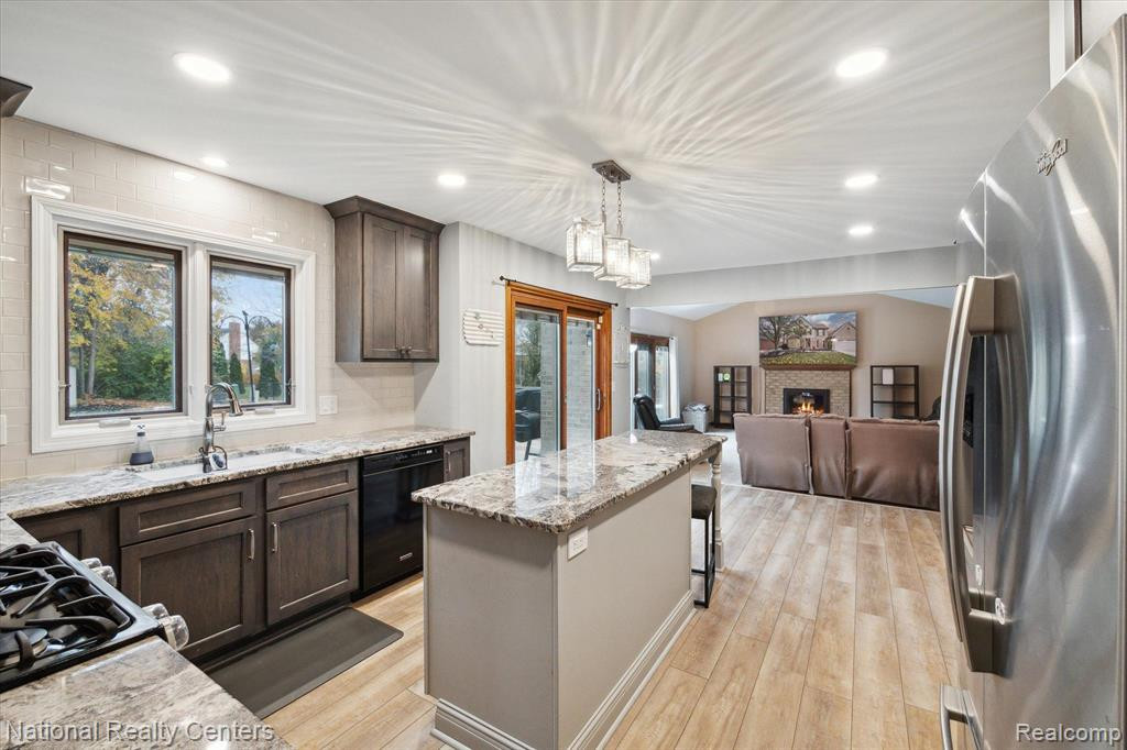45870 Larchmont Drive, Canton, MI 48187 — Photo 15