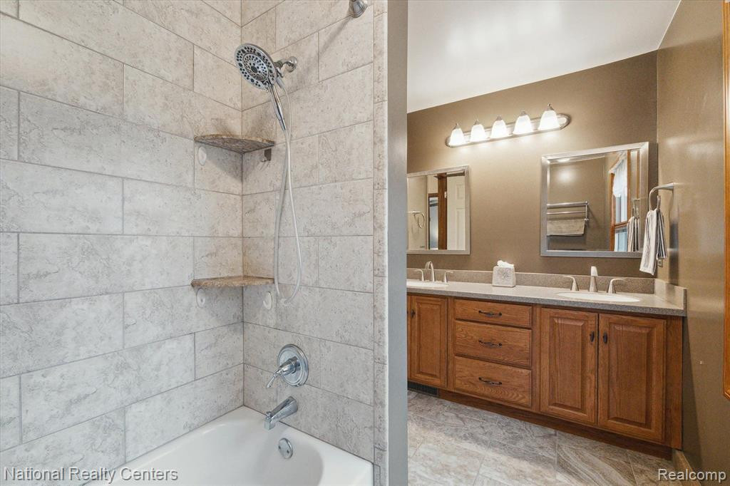 45870 Larchmont Drive, Canton, MI 48187 — Photo 29