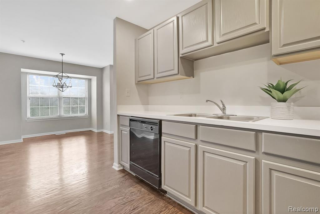 29238 GLEN OAKS Boulevard W, Farmington Hills, MI 48334 — Photo 10