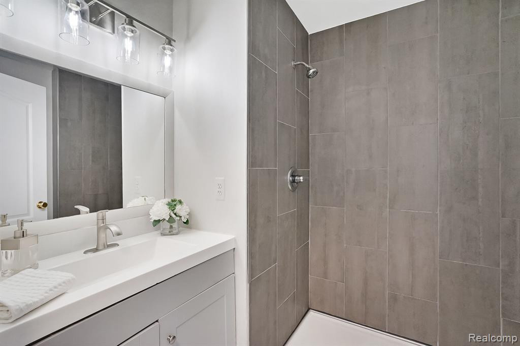 29238 GLEN OAKS Boulevard W, Farmington Hills, MI 48334 — Photo 16
