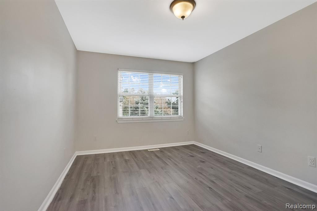 29238 GLEN OAKS Boulevard W, Farmington Hills, MI 48334 — Photo 17