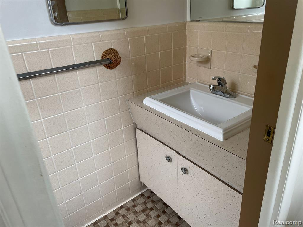 74 PARK ISLAND Drive, Lake Orion, MI 48362 — Photo 14