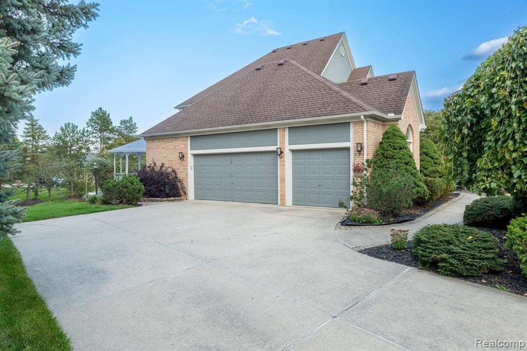 48252 CHESTERFIELD Drive S, Canton, MI 48187 — Photo 10