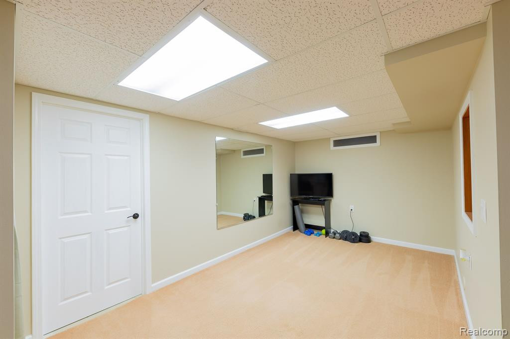 48252 CHESTERFIELD Drive S, Canton, MI 48187 — Photo 65