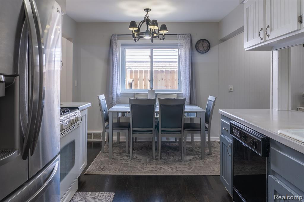 8648 HOLLY Drive, Canton, MI 48187 — Photo 4