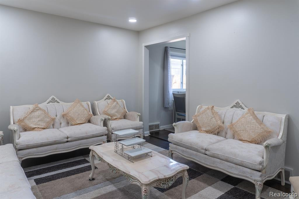8648 HOLLY Drive, Canton, MI 48187 — Photo 6