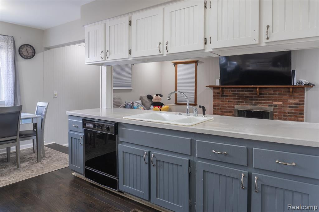 8648 HOLLY Drive, Canton, MI 48187 — Photo 8