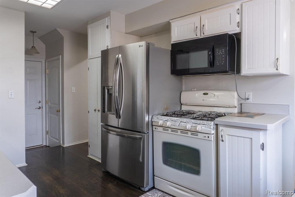 8648 HOLLY Drive, Canton, MI 48187 — Photo 9