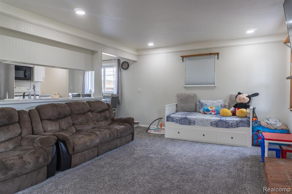 8648 HOLLY Drive, Canton, MI 48187 — Photo 12