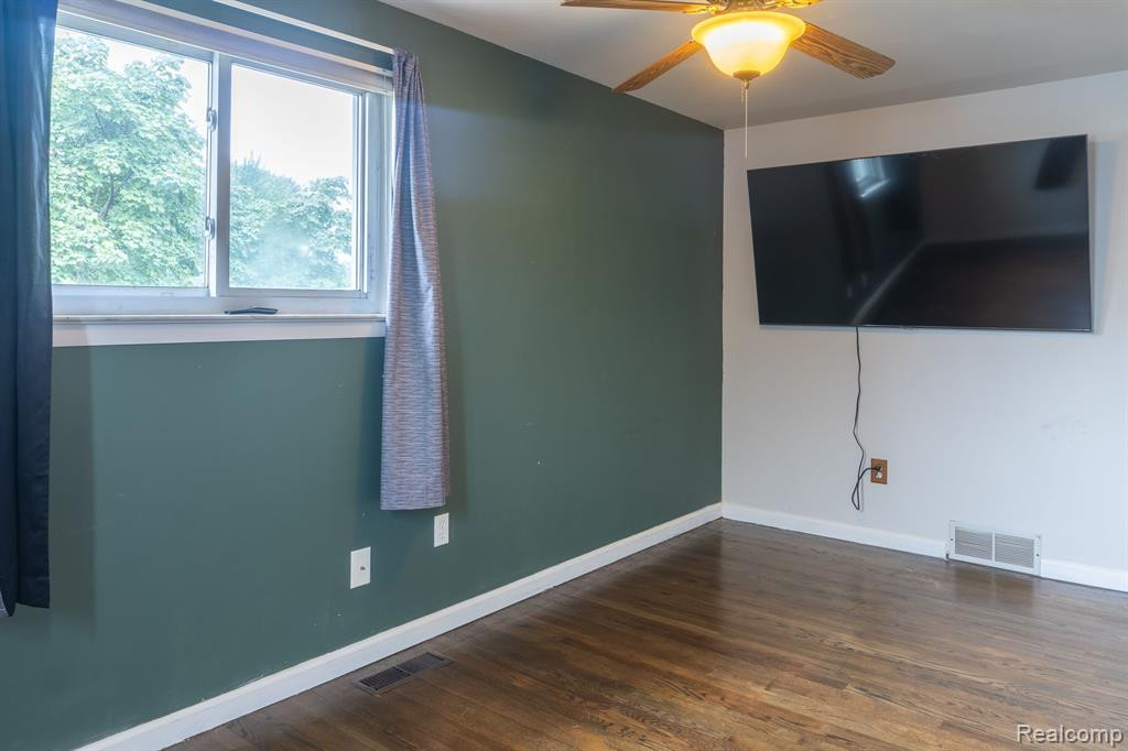 8648 HOLLY Drive, Canton, MI 48187 — Photo 15