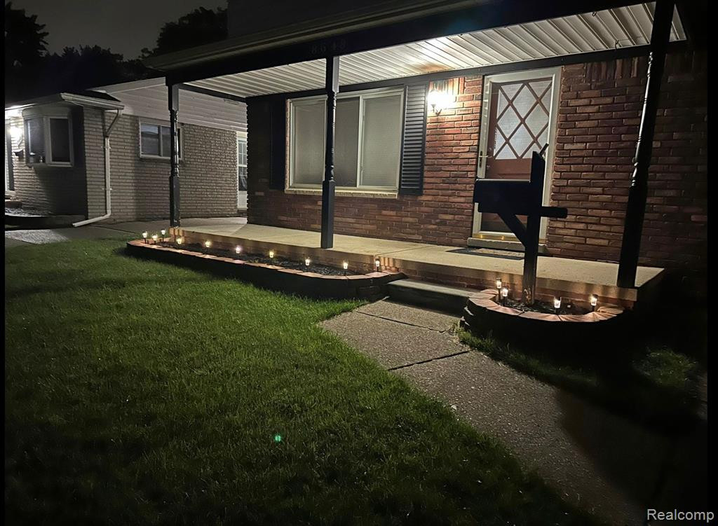 8648 HOLLY Drive, Canton, MI 48187 — Photo 31