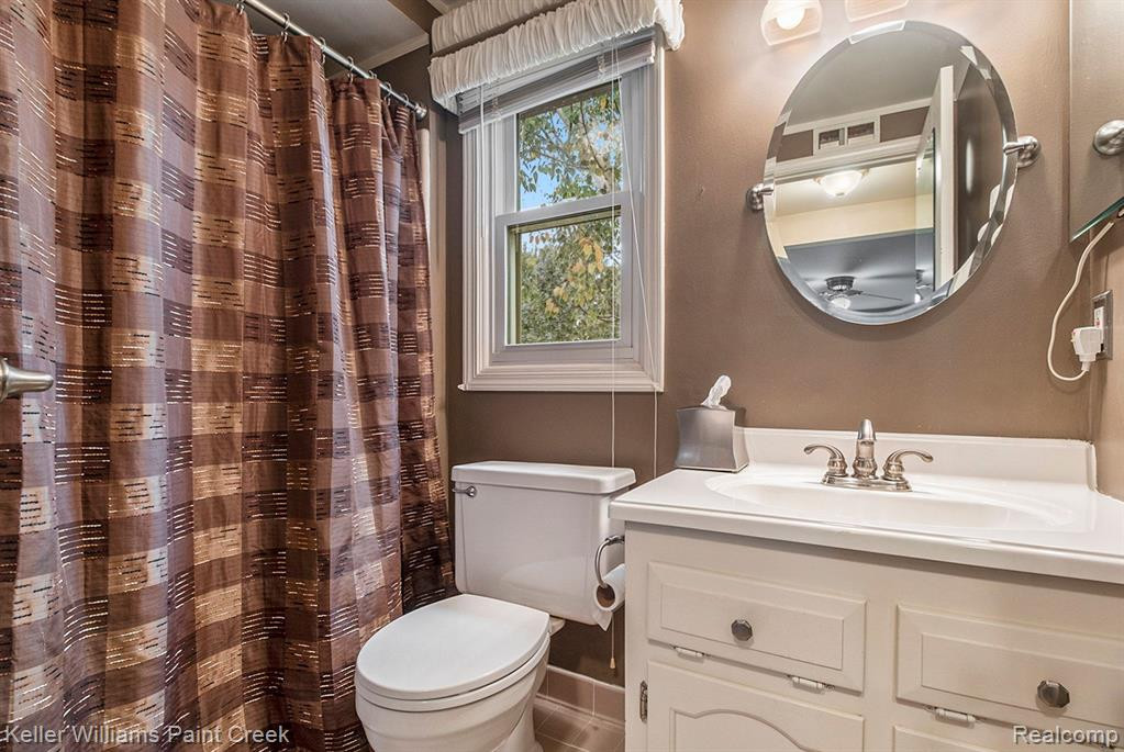 5725 Folkstone Drive, Troy, MI 48085 — Photo 11