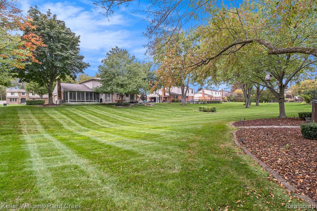 5725 Folkstone Drive, Troy, MI 48085 — Photo 21