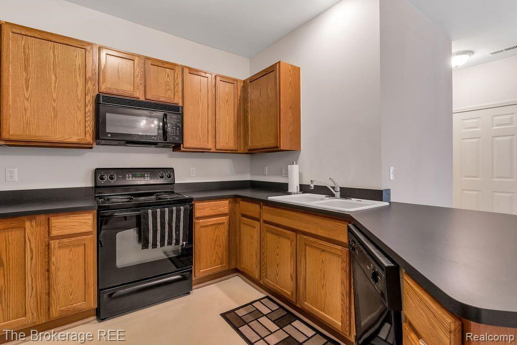 16103 ADDINGTON Drive, Commerce Twp, MI 48390 — Photo 6