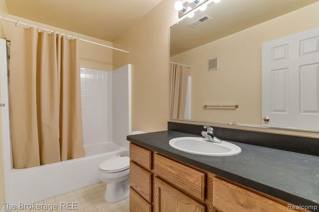 16103 ADDINGTON Drive, Commerce Twp, MI 48390 — Photo 18