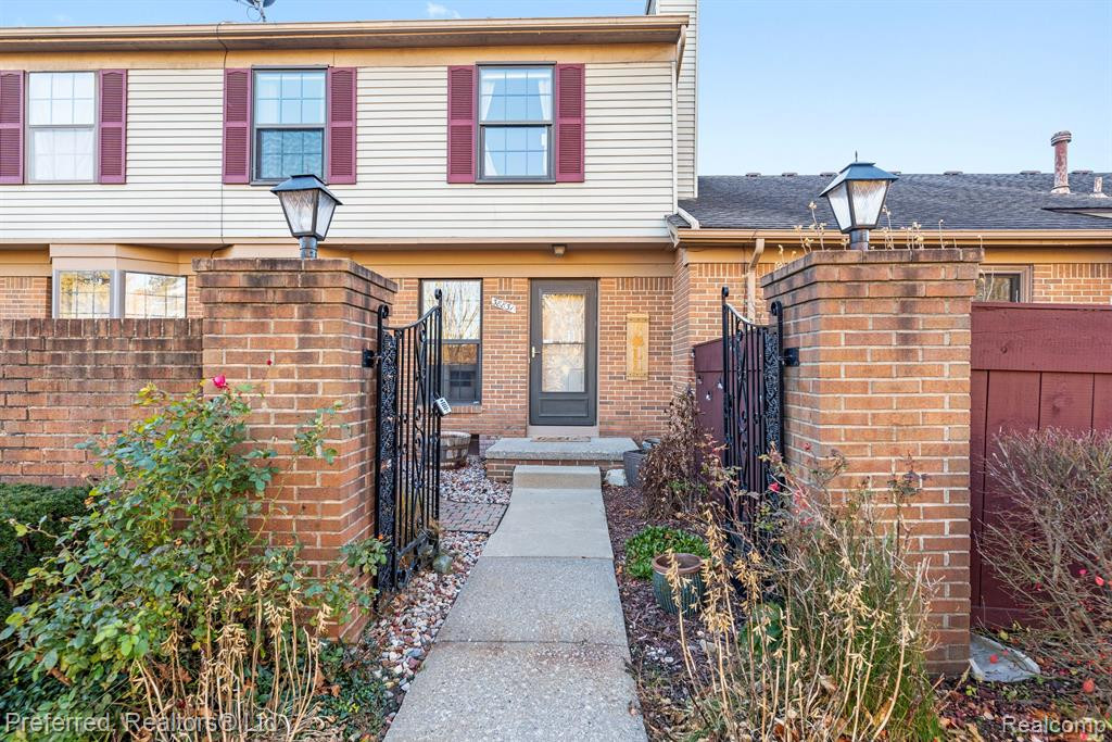 38831 COUNTRY Circle, #74, Farmington Hills, MI 48331 — front exterior
