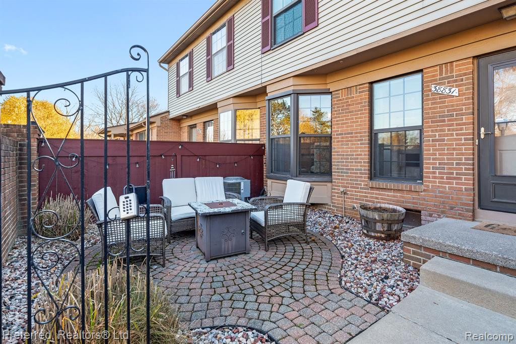 38831 COUNTRY Circle, #74, Farmington Hills, MI 48331 — Photo 2