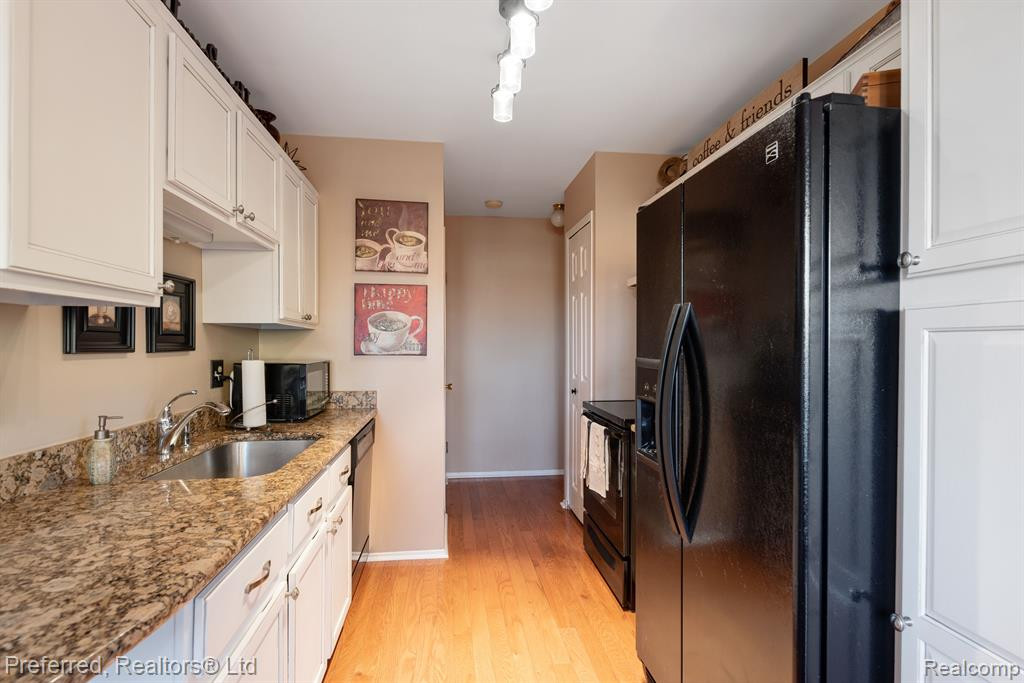 38831 COUNTRY Circle, #74, Farmington Hills, MI 48331 — Photo 13