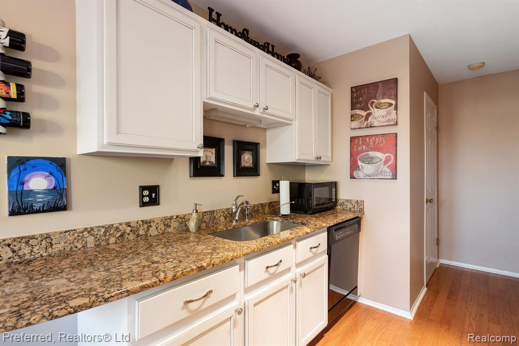 38831 COUNTRY Circle, #74, Farmington Hills, MI 48331 — Photo 14
