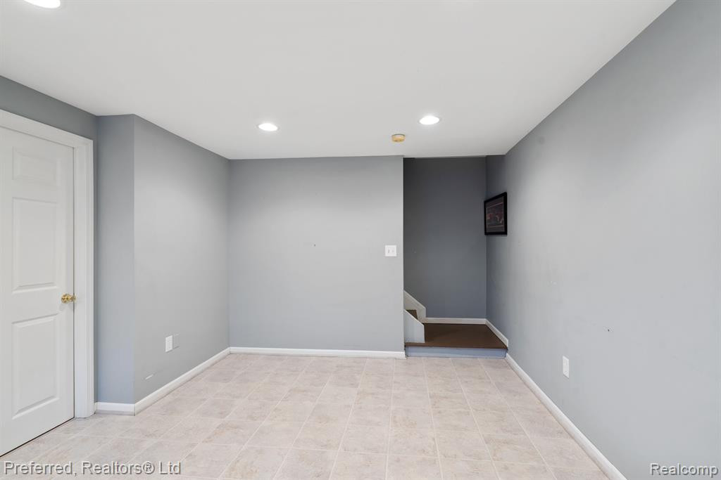 38831 COUNTRY Circle, #74, Farmington Hills, MI 48331 — Photo 21