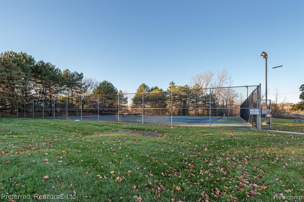 38831 COUNTRY Circle, #74, Farmington Hills, MI 48331 — Photo 32