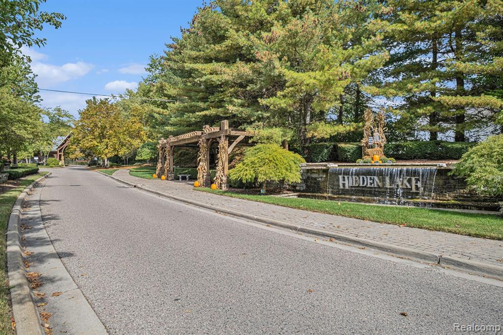 10769 WATERFALL Court, South Lyon, MI 48178 — Photo 44