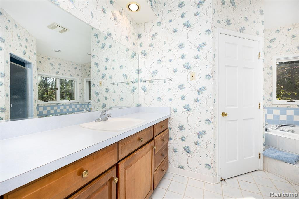 9966 ROLLING GREENS Drive, Pinckney, MI 48169 — Photo 32