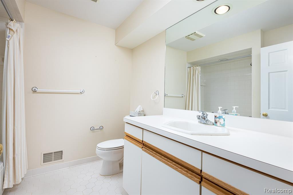 9966 ROLLING GREENS Drive, Pinckney, MI 48169 — Photo 39