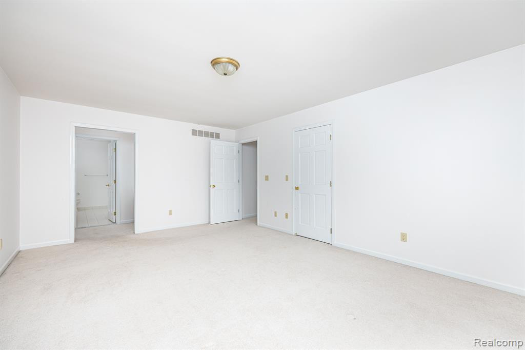 9966 ROLLING GREENS Drive, Pinckney, MI 48169 — Photo 46