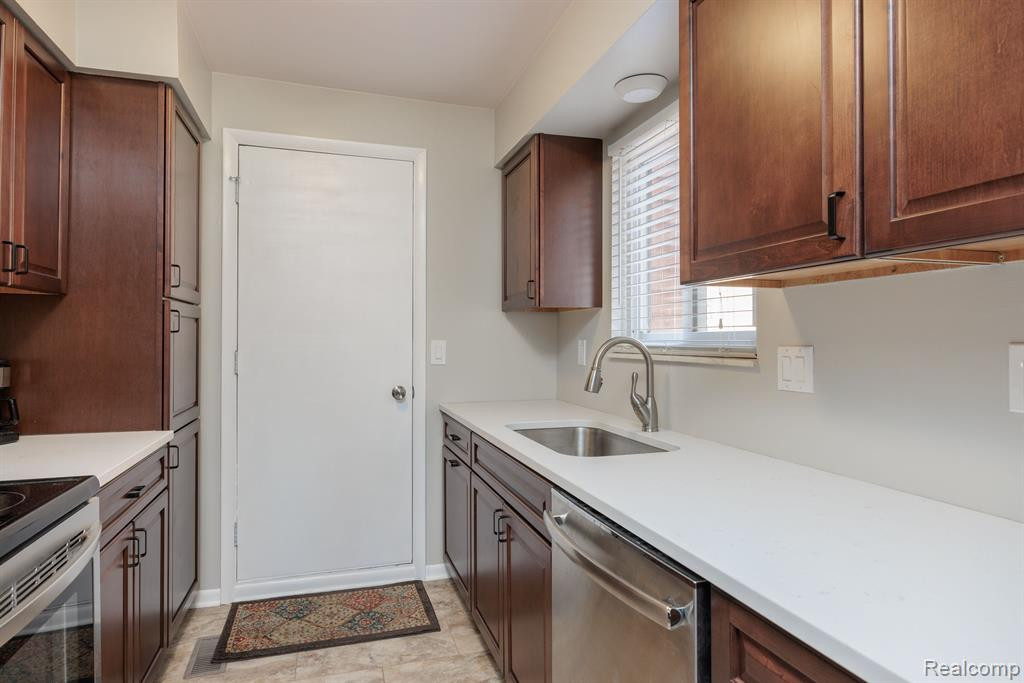 48291 BAYSHORE Drive, Van Buren, MI 48111 — Photo 9