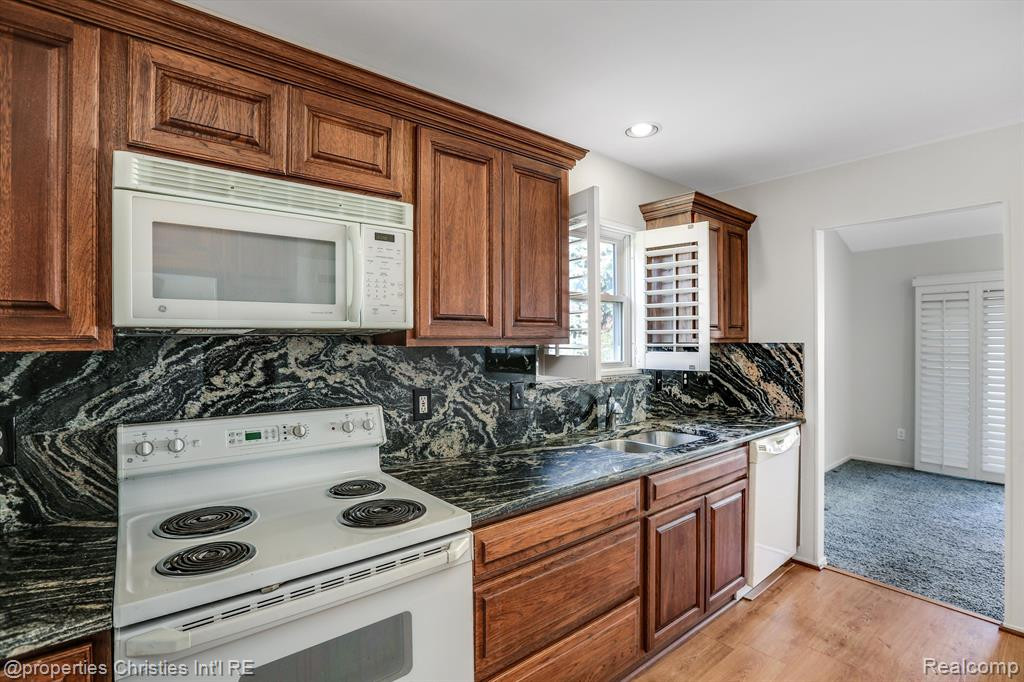 2095 OAKBROOK Boulevard, Walled Lake, MI 48390 — Photo 8
